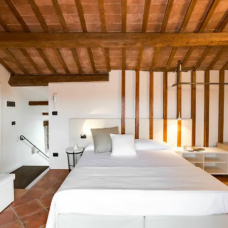 Ferrara Rooms לינה וארוחת בוקר 4*