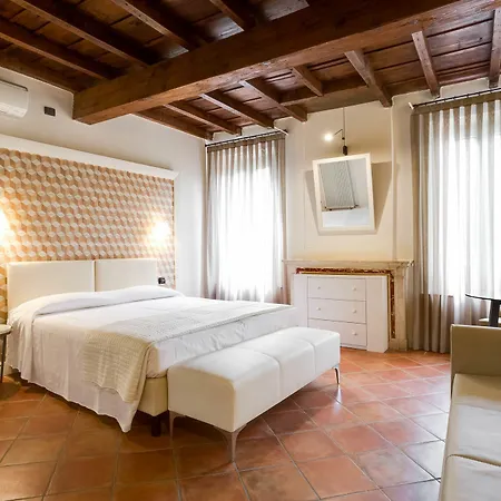 לינה וארוחת בוקר Ferrara Rooms 4*